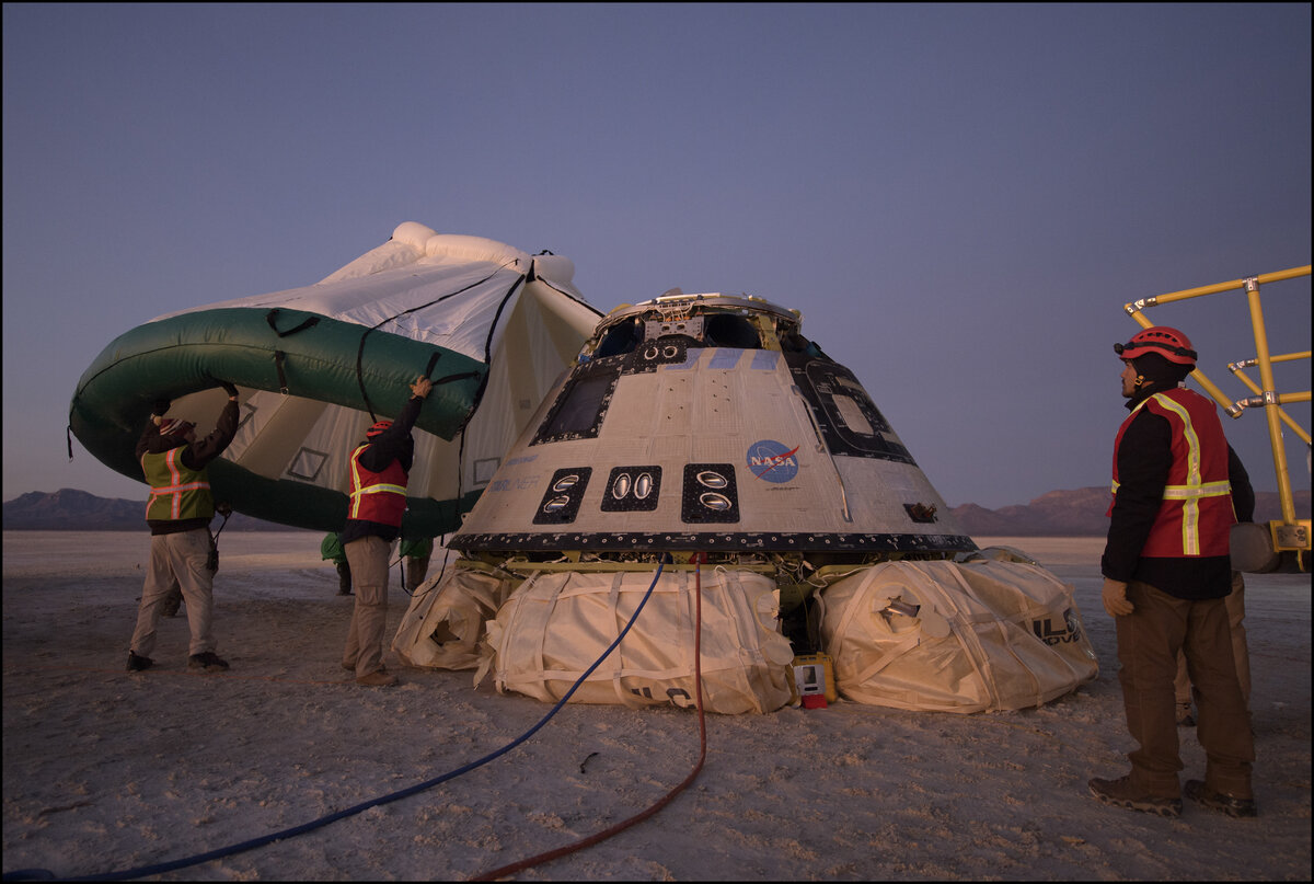 Starliner после посадки на ракетном полигоне 22 декабря 2019 года (источник: NASA)