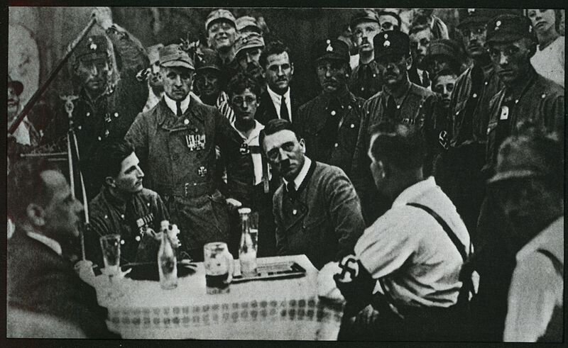 Гитлер на собрание 
