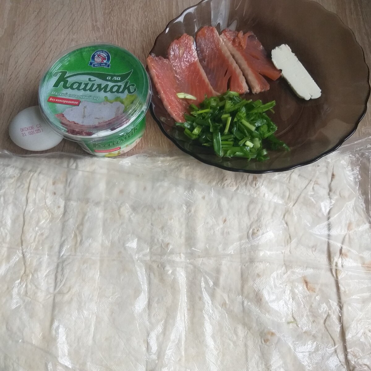 Я добавила в начинку ломтики рыбы.