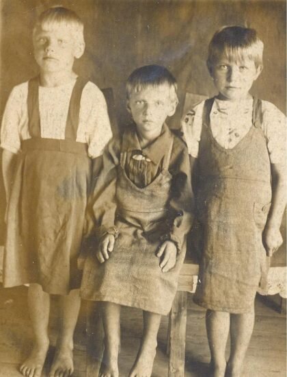 Я на табурете, потому что не могу стоять. Великая Губа, 1945 год