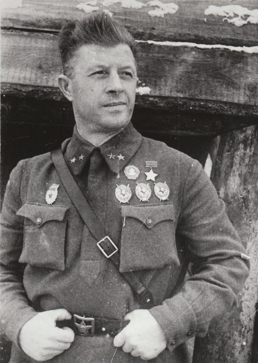 Александр Ильич Родимцев. В числе советских добровольцев участвовал в Гражданской войне в Испании на стороне республиканцев. С сентября 1936 по август 1937 года в должности военного советника находился при воинских частях республиканской армии. Известен был под псевдонимами: «капитан Павлито», «товарищ Павлито», «капитан Гешос». Принимал активное участие в боевых действиях при обороне Мадрида, сражениях при реке Харама, у Бруэты, Теруэля, под Гвадалахарой. 22 октября 1937 года за образцовое выполнение особого задания в войсках республиканской Испании было присвоено звание Героя Советского Союза.В период Сталинградской битвы – генерал-майор, командир 13-й гвардейской стрелковой дивизии.