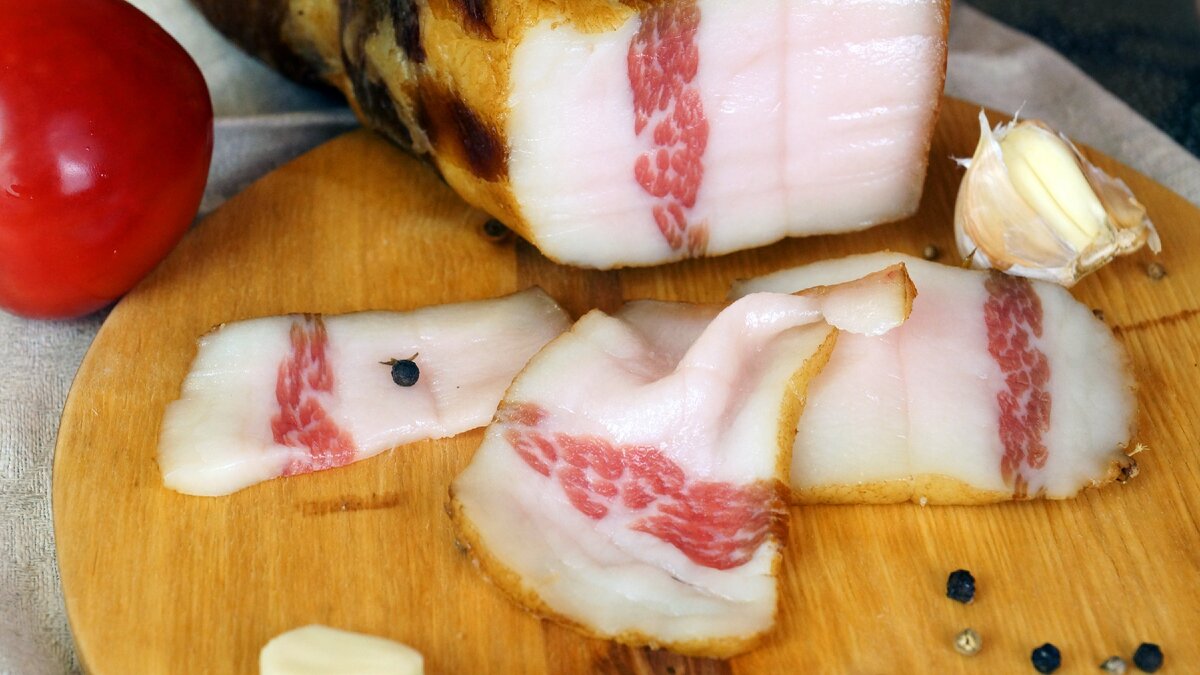 Предлагаю свои варианты приготовления свиного сала. В первом рецепте  сало солится обычным способом с одним секретом. Так готовил сало мой отец. Второй рецепт – засолка и копчение холодным способом. Надеюсь, оба рецепта вам пригодятся.