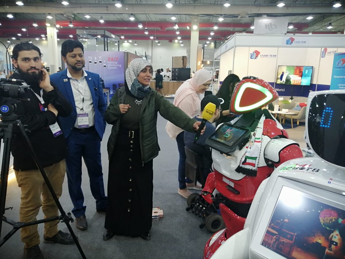 Промобот компании Kiran Smart даёт интервью журналистам на Kuwait Tech Expo 2020