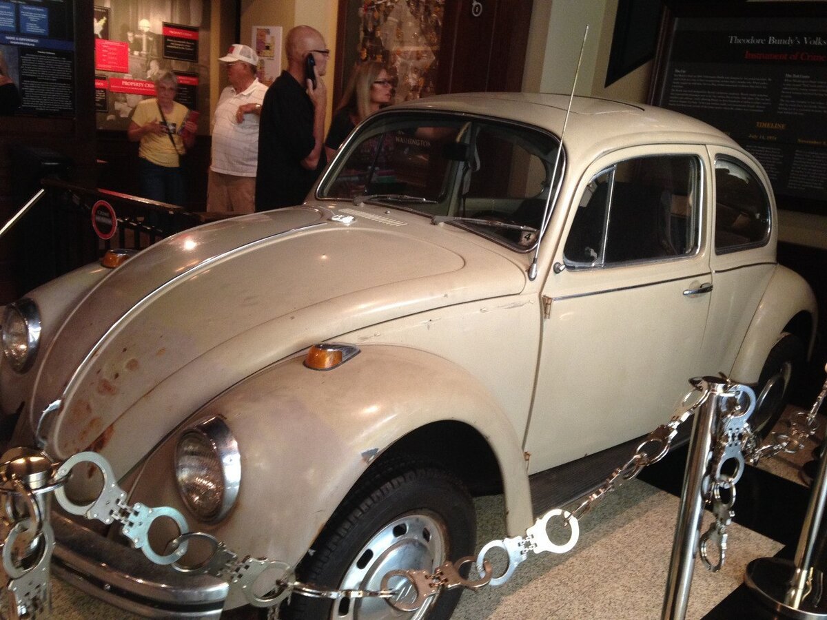 • Фольксваген Жук Теда Банди, в котором было убито не малое количество девушек. 