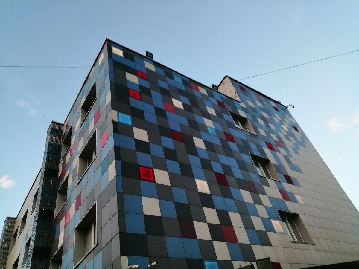 Яркие здания