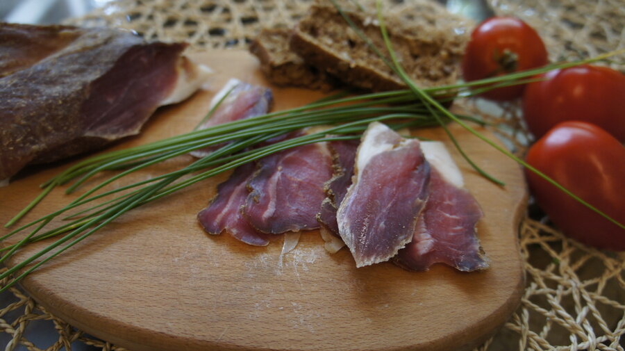 Сыровяленая свиная лопатка. Фото автора