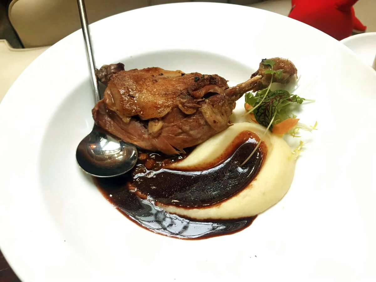 Confit de Canard Утиная Ножка, Тушеная Чечевица, Соус с Портвейном