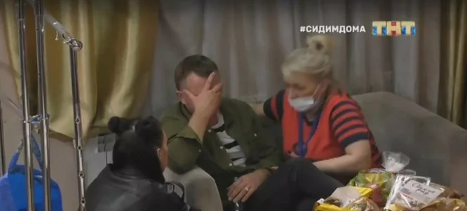 Ну и зачем Голд такой маскарад, если она хотела обсуждения, эфиры, новые темы, отдельное ток-шоу, мальчишники с девичниками? Голд обиделась и сказала, что согласится стать женой Яббы, если Илья соберет вещи и переедет с ней в общий дом, подальше от Савкиной. Она размечталась одновременно решить две проблемы и стала выдвигать свои условия. Настя попросила официальное предложение, обговорить отношения, договориться и выставить новые границы в общении, но Яббаров начал сливаться, а Бородина налетела на Анастасию и обвинила её в неблагодарности. 