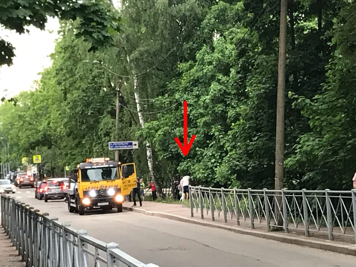 вот тут прилегла и люди стоящие рядом пытаются понять как ее оттуда выудить