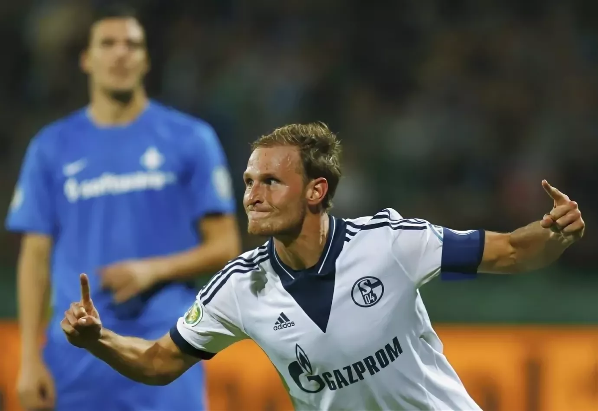 s-cdn.sportbox.ru Защитник "Шальке" Бенедикт Хеведес 