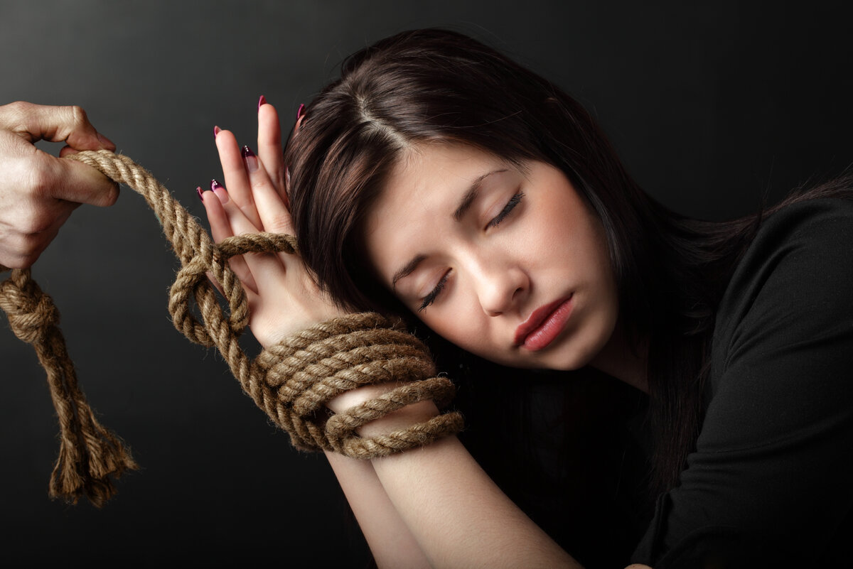 Эмоциональная зависимость – сложные отношения, качели в чувствах и боль внутри.