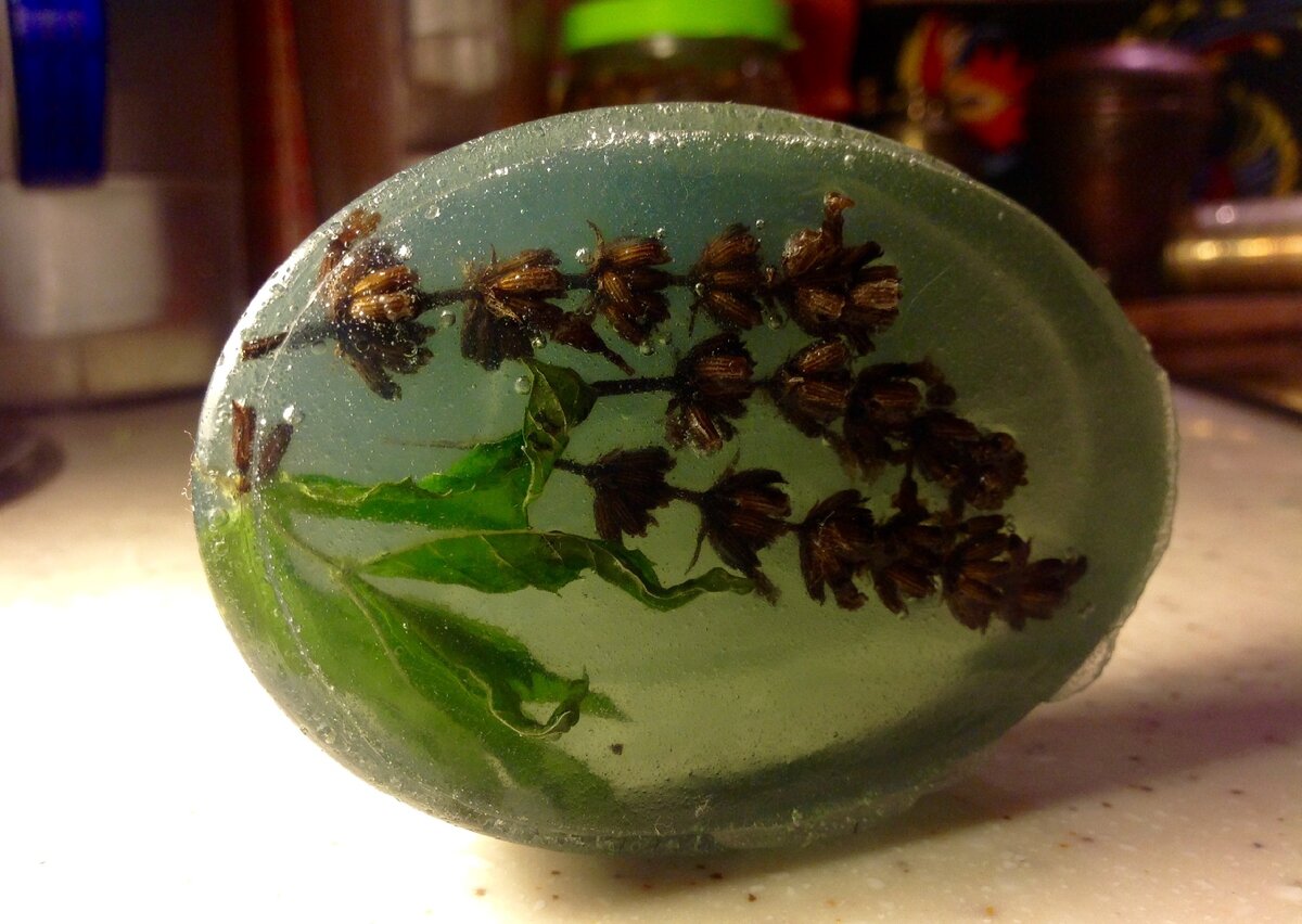 фото Ирмы Совач , мыло ручной работы на основе из оливкового масла, внутри лаванда душистая.