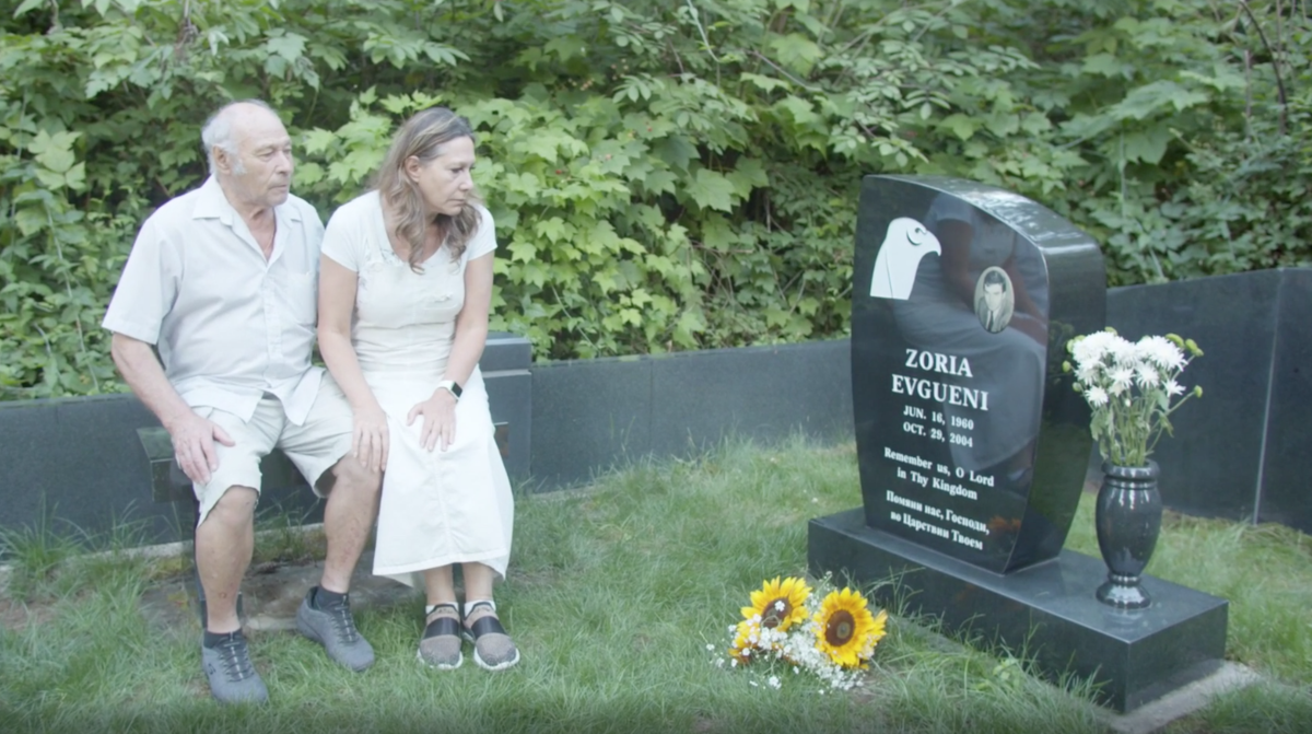 Лариса Зоря с отцом на могиле мужа.