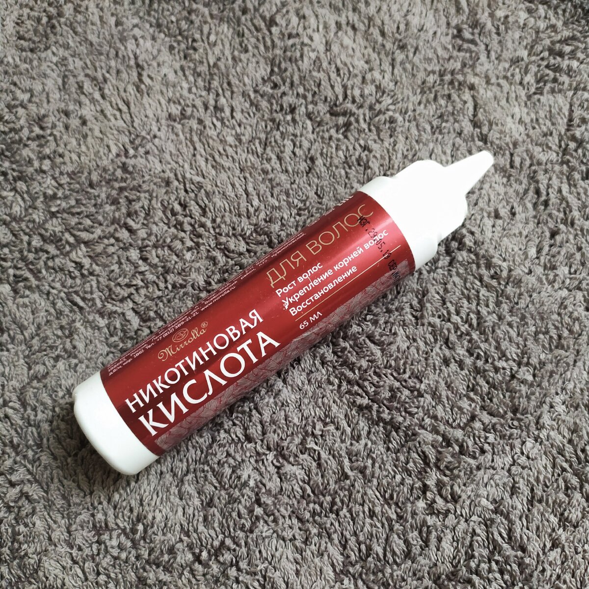 Очень удобный хвостик, легко распределять по корням волос.