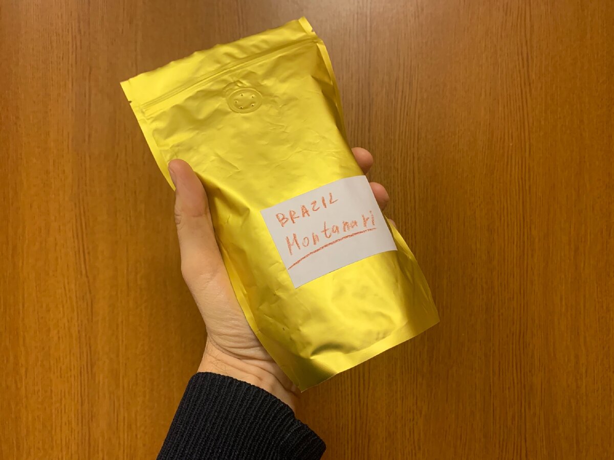 В руках кофе Brazil Montanari из моего ассортимента, вкусный, недорогой, свежеобжаренный. В Бразилии такого нет 