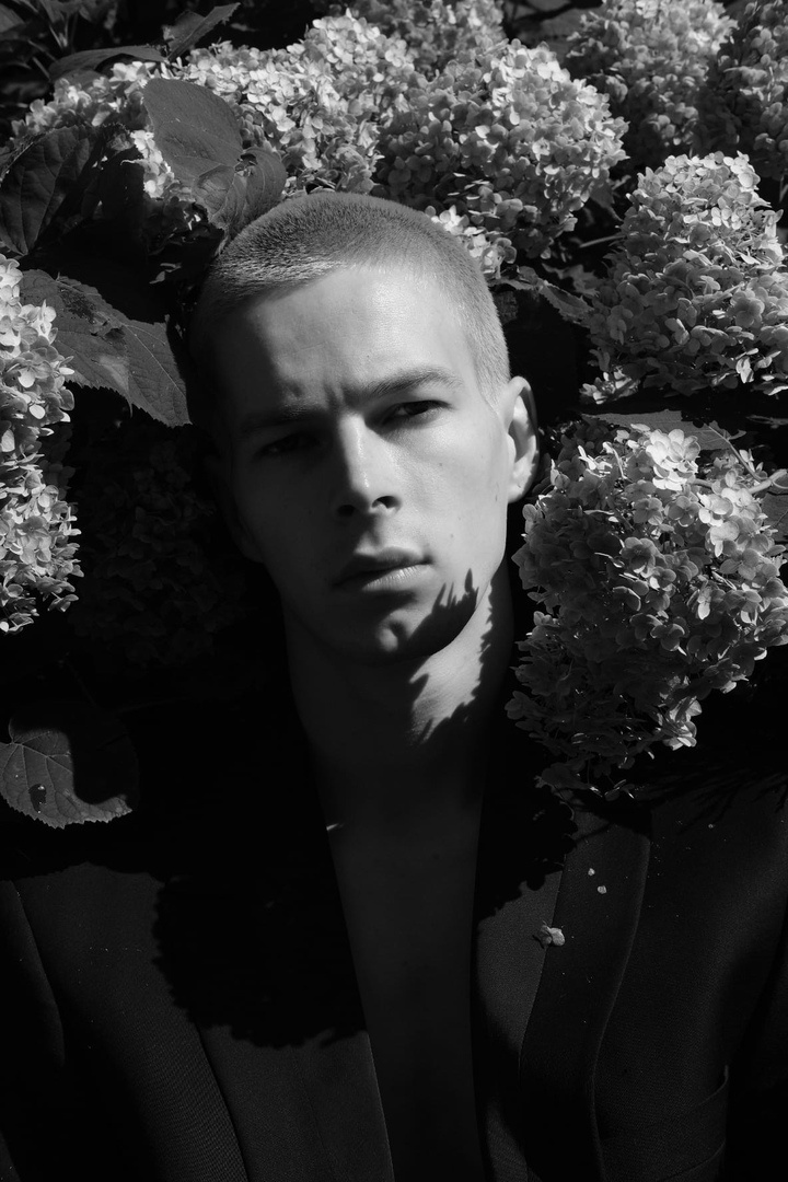 Моя пафосная стилёвая фоточка в цветках. 
Просто она первая оказалась у меня под рукой 😅