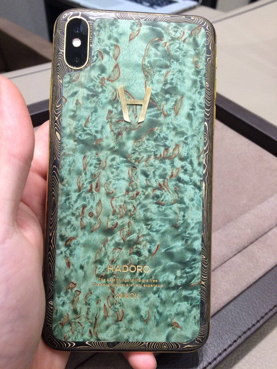 В данном телефоне используется карбон, сделанный под дерево, его можно увидеть на кайомке телефона и также благородные форды дерева по центру.