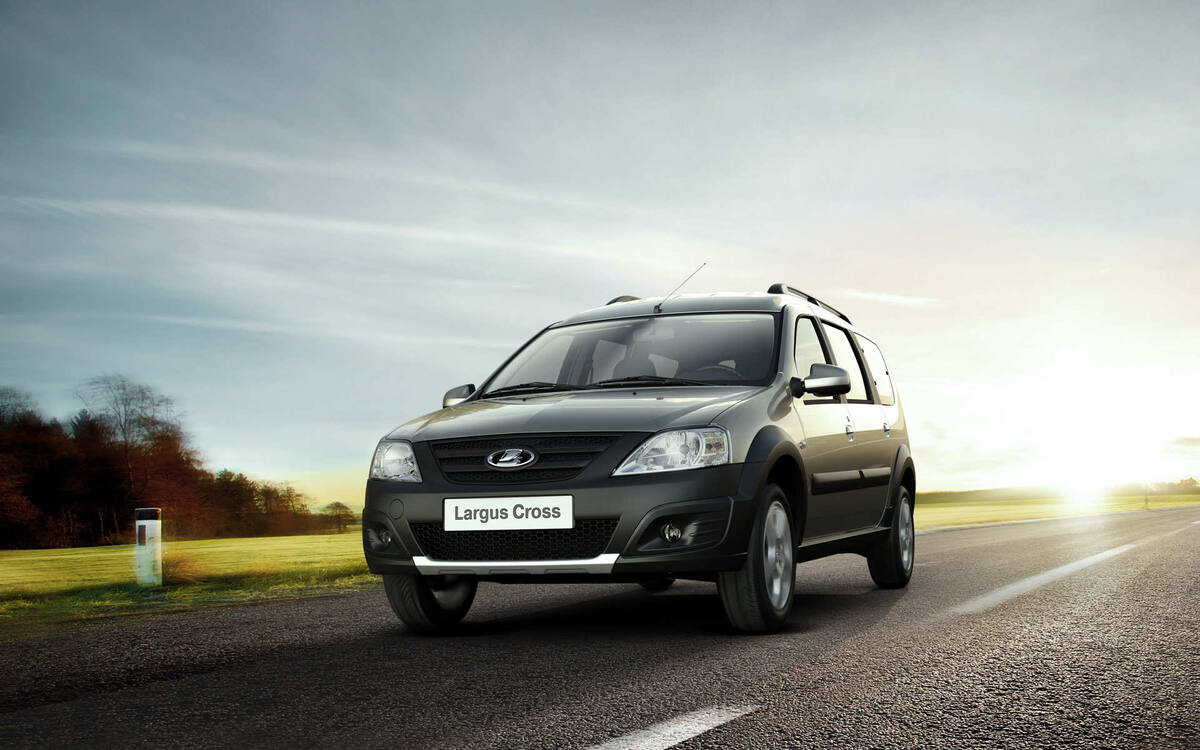 енюLogoКаталогПопулярноеСтроительство и ремонтАвтоновостиАвтоновостиАвтоновости«АвтоВАЗ» начал продажи новой версии универсала Lada Largus Cross QuestУ автомобиля новый дизайн и широкий набор опций2020.09.05 в 5:47Просмотры244«АвтоВАЗ» начал продажи новой версии универсала Lada Largus Cross QuestРечь идет о специальной версии универсала LADA - Largus Cross Quest. Это одна из двух моделей LADA в специальном исполнении «Quest» наряду с моделью Granta Cross Quest, сообщает пресс-служба компании.Обновленный Largus обзавелся новыми колесными дисками, улучшенной шумоизоляцией салона, эгономичными сидениями и более широким набором опций. Экстерьер автомобиля дополнили черные глянцевые корпуса наружных зеркал и шильды с обозначением специальной серии.Модель предлагается в двух вариантах исполнения: Largus Cross Quest 5 на мест - 841 900 рублей и Largus Cross Quest на 7 мест - 864 900 рублей.