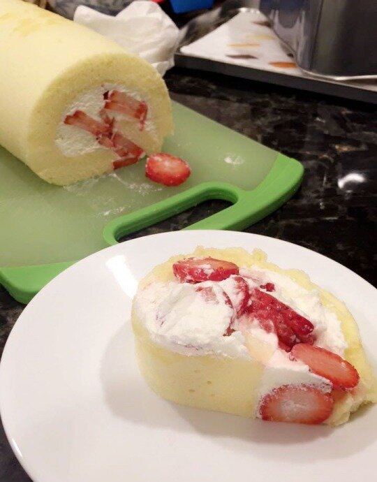 В нашей первой попытке мы нарезали клубнику кружочками. Катилось не очень хорошо. Я бы посоветовал разрезать их на мелкие кусочки, как мы это сделали во второй раз: