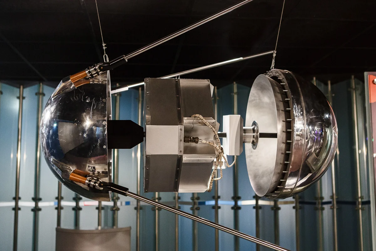 Копия «Спутника-1», демонстрирующая содержимое 58-сантиметрового шара. Оригинал сгорел в атмосфере примерно через три месяца орбитального полета. Заряда батареи хватило, чтобы в течение 22 дней передавать данные о температуре