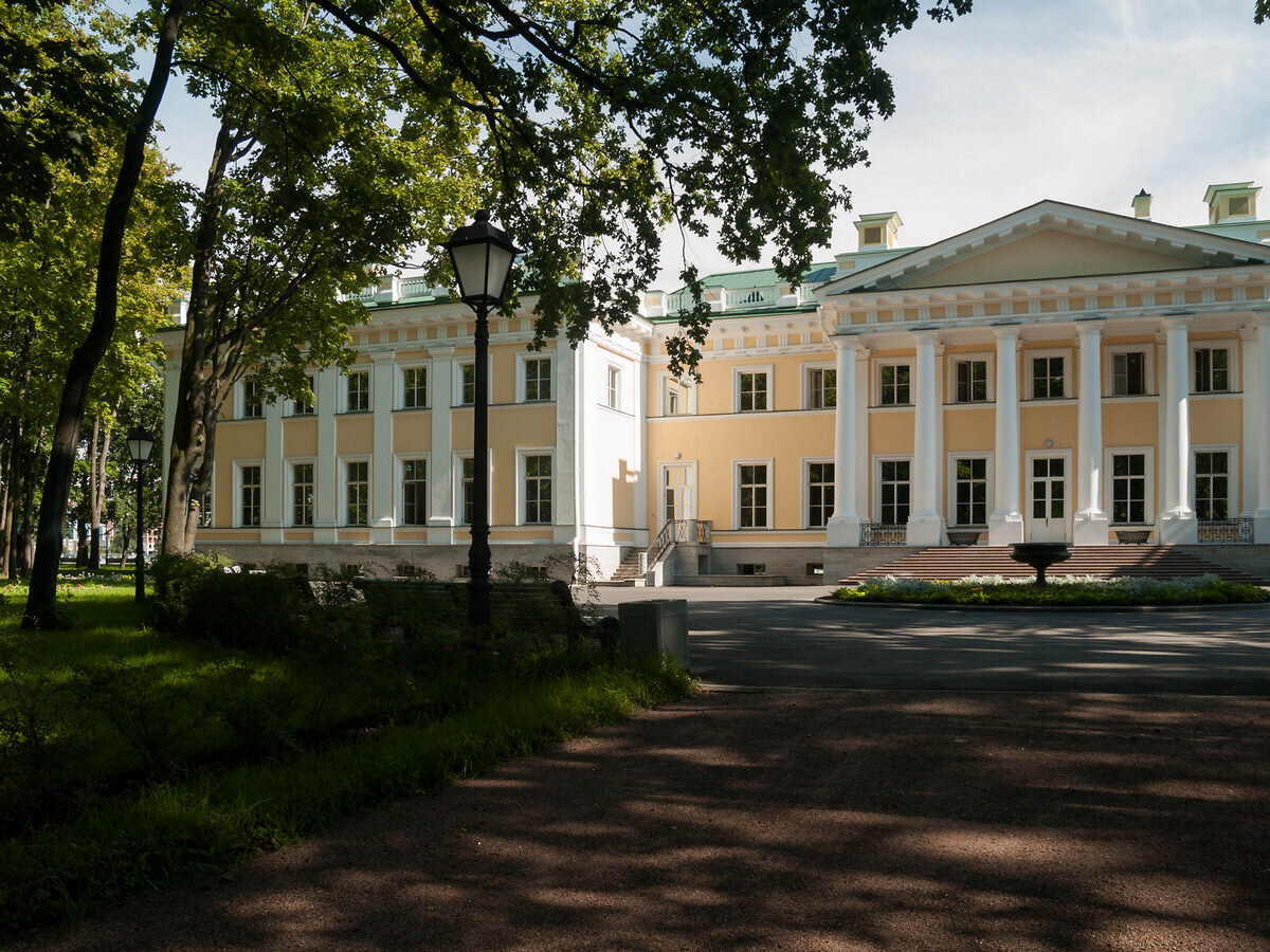 Западный фасад дворца со стороны парка