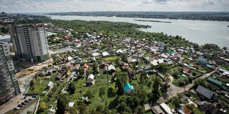 В Новосибирске 1425 домов остались без света из-за аварии. Об этом сообщили на муниципальном портале.Отключения произошли на улицах Тульская, Изыскателей, Тракторная, Социалистическая и в нескольких прилегающих к ним. В сумме электроэнергия пропала в 486 домах.Свет отключили в 949 зданиях посёлка Плановый в ОбьГЭС. Здесь свет исчез в 11:30. Проблема коснулась улиц Барьерной, Универсальной, Часовой, Бердышева, Быстрой и нескольких соседних.Причины аварий неизвестны.