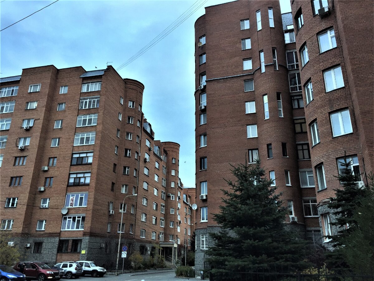 Музей располагается в окружении красно-кирпичных домов на улице Елецкой.