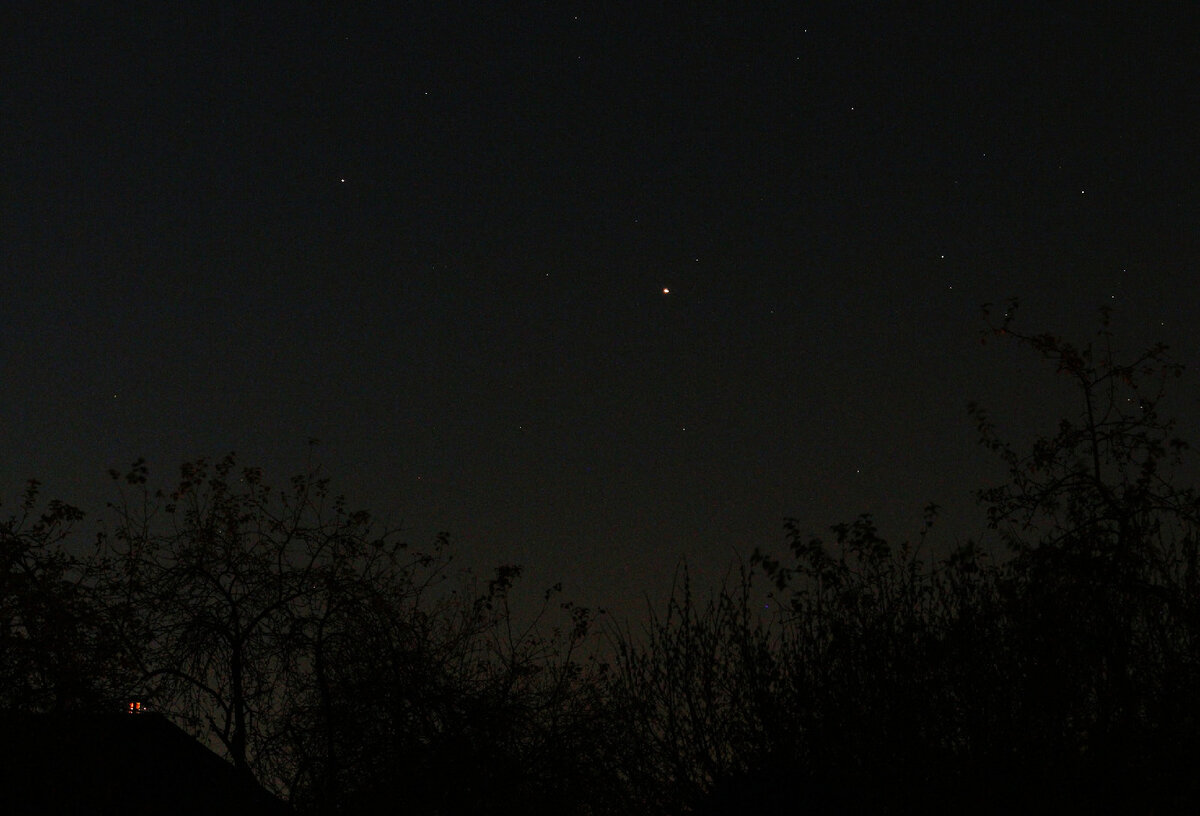 Сатурн (слева) и Юпитер (справа) на небе Подмосковья 28 октября 2020 года