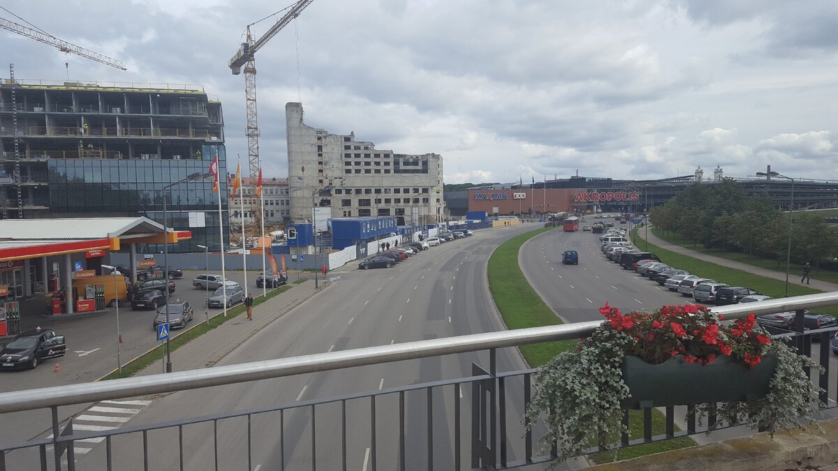 Слева дорога в центр, а направо — к арене "Жальгирис"