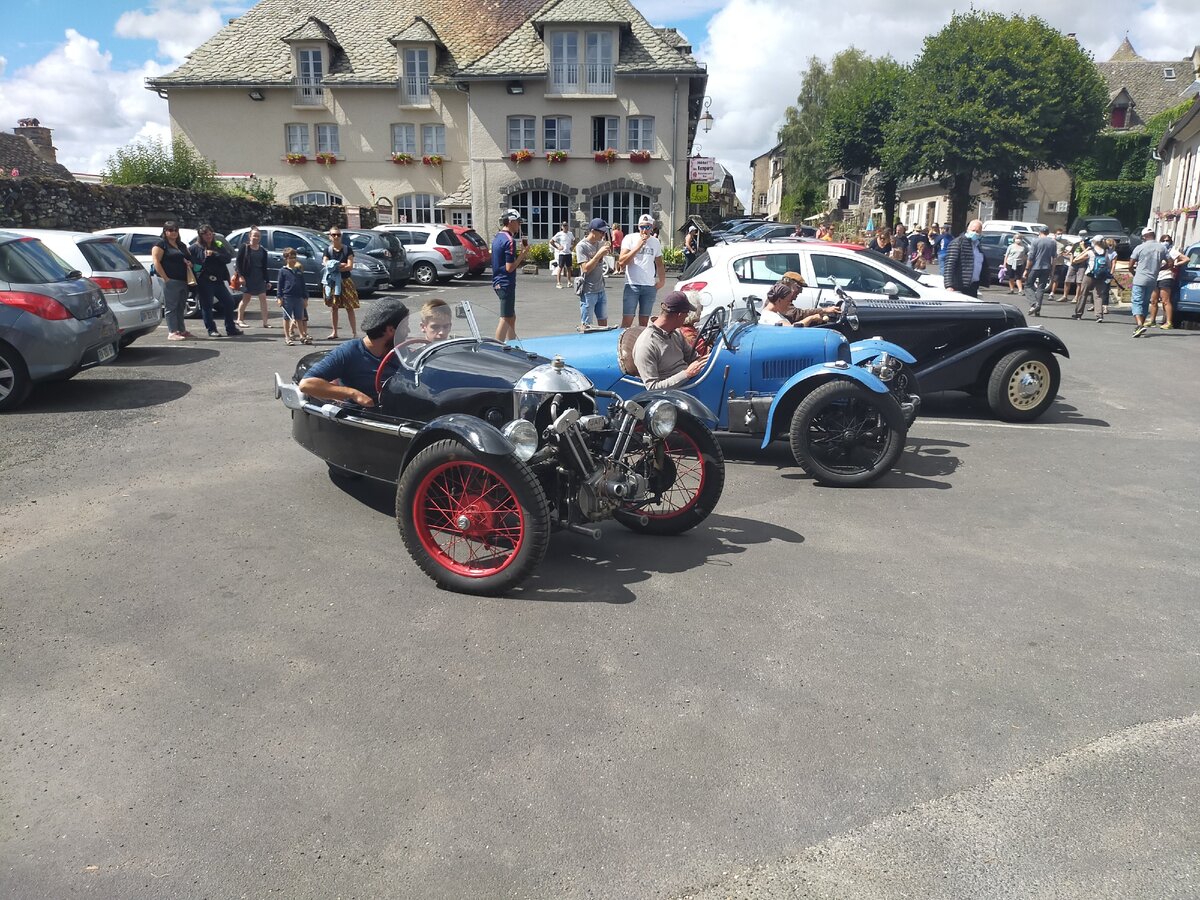 И такие авто тоже есть))) правда в качестве коллекционирования. И ведь ездят!