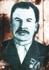 Соломенников Ефим Иванович – командир отделения 546-го стрелкового полка (191-я стрелковая дивизия, 2-я ударная армия, Ленинградский фронт), сержант.

Родился 22 сентября 1898 года в деревне Дряхлы Осинского уезда Пермской губернии, ныне село Уральское Чайковского района Пермского края, в семье крестьянина. Русский. Образование начальное, окончил школу в селе Уральское. В 1920 году вступил в Красную Армию. В составе 5-й Кубанской кавалерийской бригады воевал с войсками барона Унгерна в Забайкалье, а затем в Монголии.

После окончания боевых действий остался жить в Бурятии. В 1920-х годах работал в милиции, на лесосплаве по рекам Селенга и Хилок. Во время событий на КВЖД в составе 105-го стрелкового полка находился в районе реки Аргунь. После демобилизации вернулся в село Бичура, одним из первых вступил в колхоз «Красная звезда». В первое время трудился разнорабочим, а затем, окончив курсы шоферов – в колхозе на «полуторке». Перед войной был заведующим отделением «Сельхозснаб» Бичурского района Бурят-Монгольской АССР.

В феврале 1942 года был призван в Красную Армию Бичурским райвоенкоматом. После непродолжительной подготовки в запасном полку в Забайкалье в составе маршевой роты в мае того же года попал сначала под Москву, а затем в район Тулы. Воевал в составе 896-го стрелкового полка 211-й стрелковой дивизии наводчиком орудия. В одном из боёв на Орловском направлении подбил танк, был награждён орденом Отечественной войны 2-й степени. В этом бою был легко ранен, но не покинул поля боя и продолжал командовать огнём своего орудия. Несколько атак немецкой пехоты при поддержке танков были отбиты с большими для нее потерями. В боях на Орловско-Курском направлении в июле 1943 года Е. И. Соломенников был вторично ранен.

После излечения и выздоровления попал на Ленинградский фронт, в 546-й стрелковый полк 191-й стрелковой дивизии, только уже командиром отделения 5-й стрелковой роты. Здесь при форсировании реки Нарвы и штурме города Нарвы Е. И. Соломенников совершил свой героический поступок.

25 июля 1944 года сержант Соломенников в передовом эшелоне на лодке форсировал реку Нарву в районе города Нарва. Когда на середине реки огнем противника лодка была выведена из строя, а товарищи были убиты или ранены, он вплавь добрался до берега и вступил в бой. Несмотря на лёгкое ранение, первым достиг траншеи противника, в рукопашной схватке уничтожил двух офицеров и двух взял в плен. Небольшая группа сержанта Соломенникова отразила попытку немцев сбить их с позиции до подхода роты.

Захватив плацдарм, 5-я стрелковая рота попыталась его расширить. Командир взвода, в который входило отделение Соломенникова, решил наличными силами перейти в атаку на позиции фашистов. Однако встреченные плотным огнем автоматов и пулемётов наши бойцы залегли, выбыл из боя командир взвода. Сержант Соломенникова принял командование на себя. Когда продвижение роты вперед было остановлено огнем трёх пулемётов, сержант Соломенников бросился вперёд, ворвался в дзот и в рукопашной схватке лично уничтожил расчёт огневой точки. Бойцы его взвода в этом бою уничтожили до 30 немецких солдат, захватили три орудия и много боеприпасов. В этом бою Соломенников бою был снова ранен, но поле боя не оставил, пока не получил приказ командира батальона.

30 июля командиром полка представлен к званию Героя. Об этом узнал из писем однополчан, когда находился в госпитале.

Через три месяца И. Соломенников покинул госпиталь и вернулся в действующую армию. Был направлен командиром отделения разведывательной роты 946-го стрелкового полка 142-й стрелковой дивизии. И здесь проявил себя опытным солдатом, отважным и хладнокровным разведчиком

Указом Президиума Верховного Совета СССР от 24 марта 1945 года за образцовое выполнение заданий Командования на фронте борьбы с немецкими захватчиками и проявленные при этом отвагу и геройство сержанту Соломенникову Ефиму Ивановичу присвоено звание Героя Советского Союза с вручением ордена Ленина и медали «Золотая Звезда».

День Победы сержант Соломенников встретил в освобождённой Польше, под Варшавой. В 1945 году демобилизован.

После демобилизации вернулся в Бурятию. Поступил работать лесничим Гочитского лесничества. После ухода на заслуженный отдых жил в селе Бичура (Бурятия). Скончался 23 января 1986 года.

Награждён орденами Ленина, Отечественной войны 1-й и 2-й степени, медалями.

В селе Бичура проходит ежегодный республиканский турнир по боксу памяти Героя Советского Союза Е.И. Соломенникова.