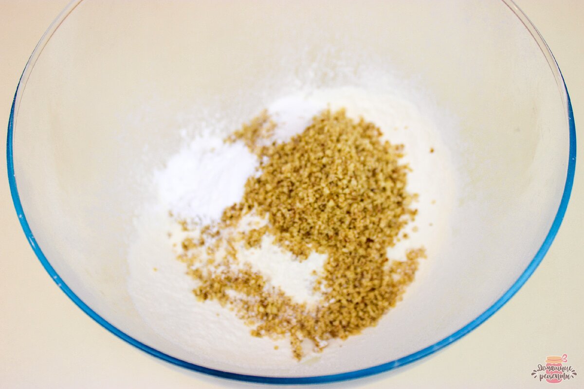  Разогреть духовку до 180 °С (тесто готовится очень быстро). В чашке смешать муку пшеничную, миндальную (миндаль можно измельчить блендером), разрыхлитель, соду.