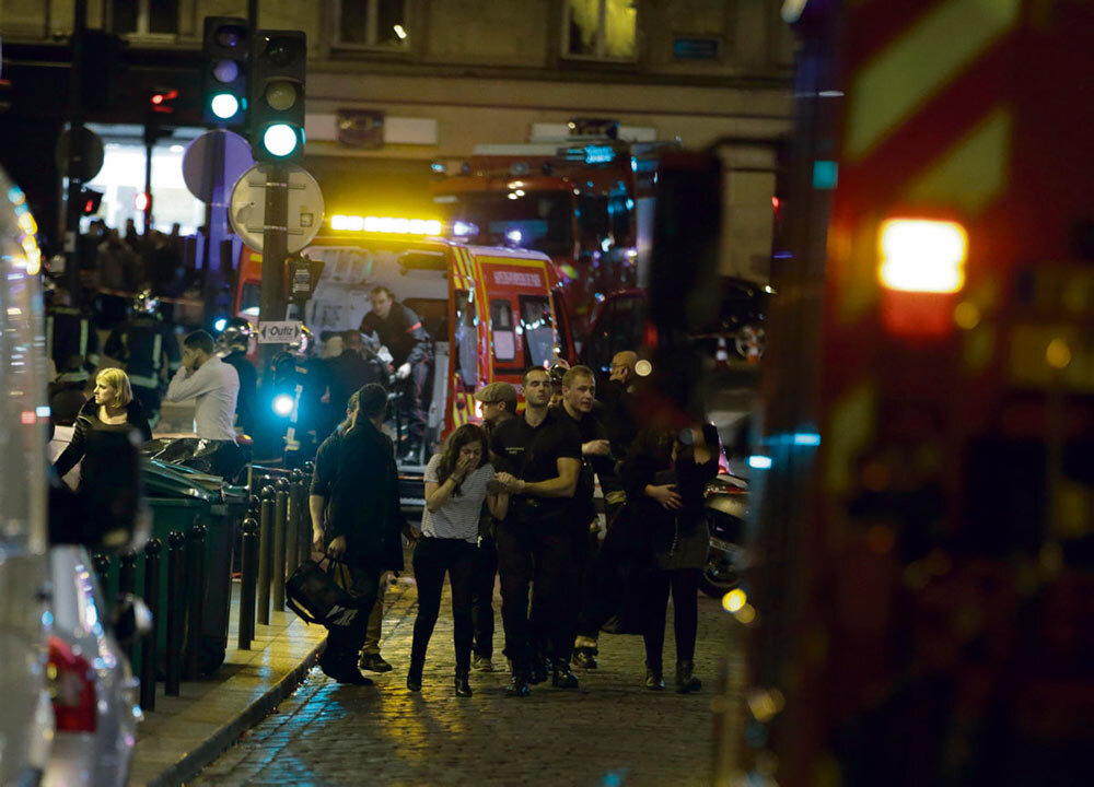 Теракт в париже 13 ноября. Теракты в Париже 13 ноября 2015 года. Теракты в Париже 13 ноября 2015 года фото. Теракт в Париже возле кафе.