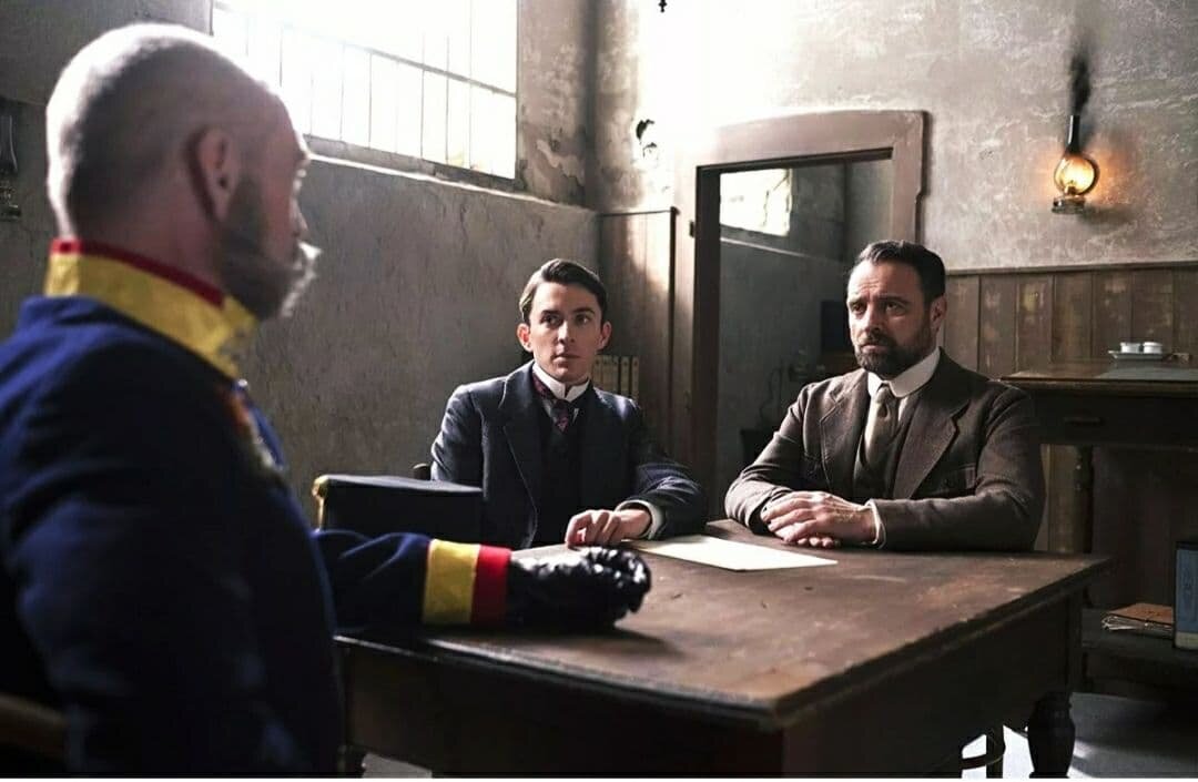 Кадр из сериала "Убийства по Фрейду" Мэттью Бирд в роли психиатора Макса Либермана и Юрген Маурер в роли инспектора Оскара Рейнхарда.