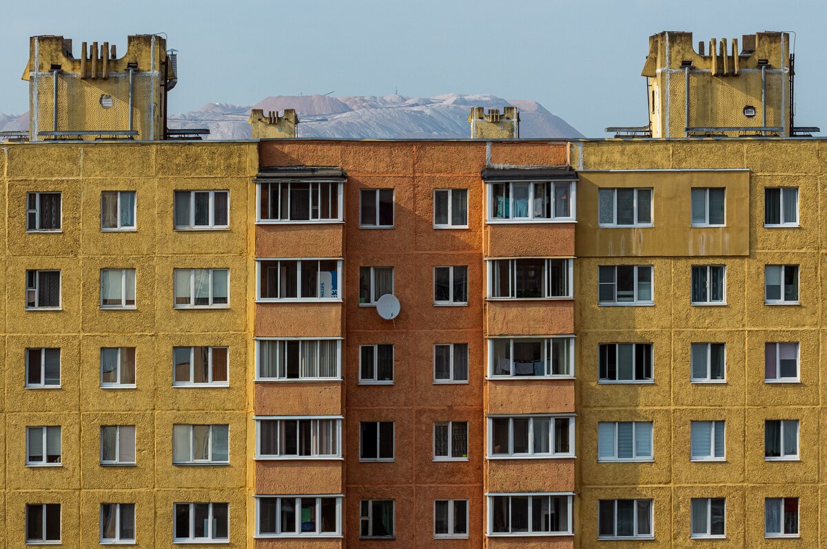 Терриконы на фоне дома города Солигорск