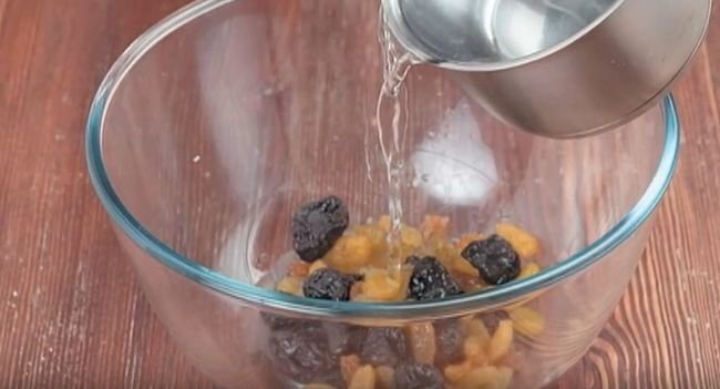 обычный изюм  замоченный в воде.