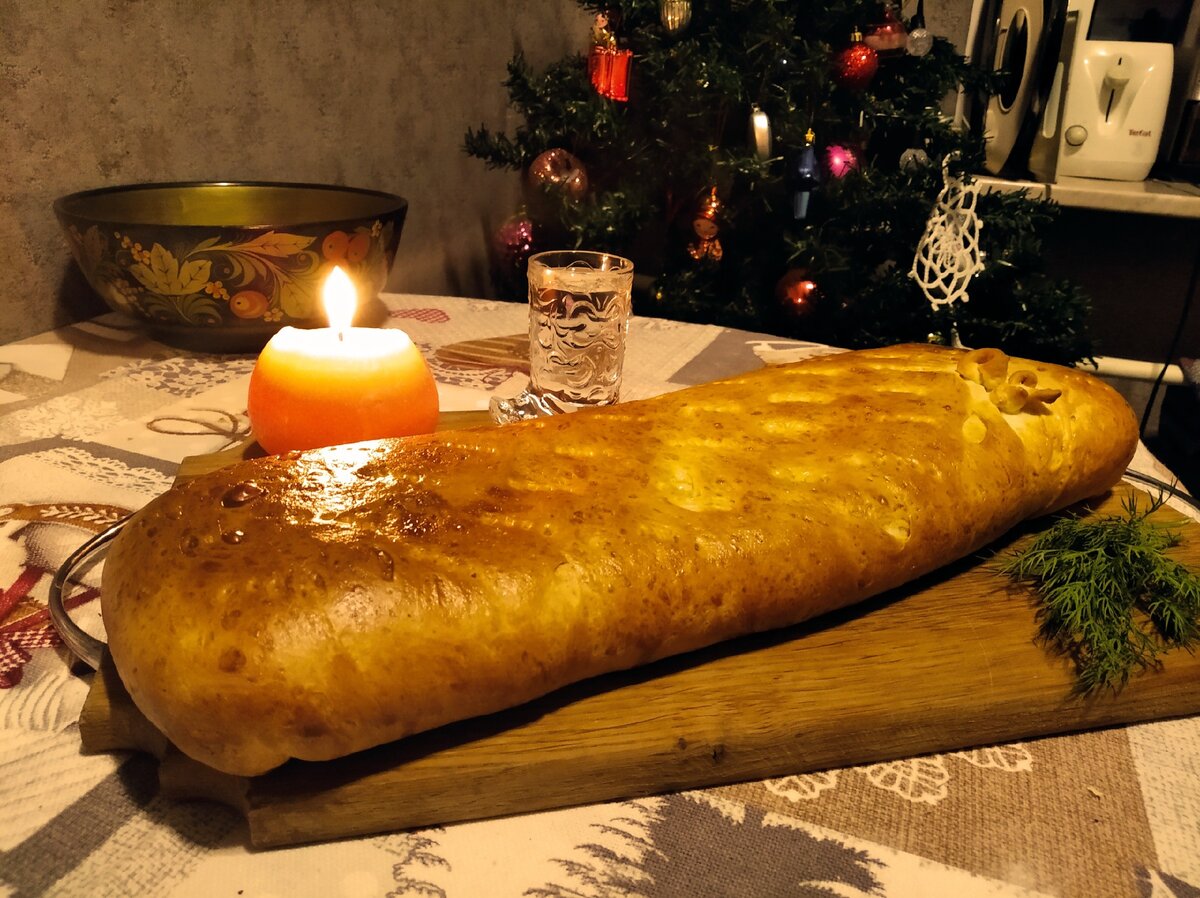 Пирог с соленой селедкой. Не пробовали? Самое время испечь и отведать. Вкусно и неизбито.