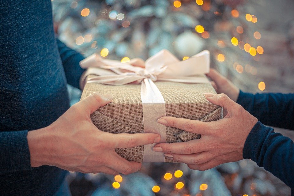 Что недорогого можно подарить мужчине на день рождения — список бюджетных мужских подарков