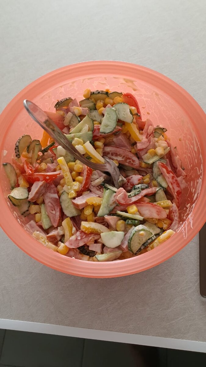 Очень простой и вкусный салат с ветчиной и сухариками!