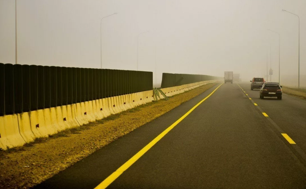 Желтая сплошная справа дороги — что она значит?