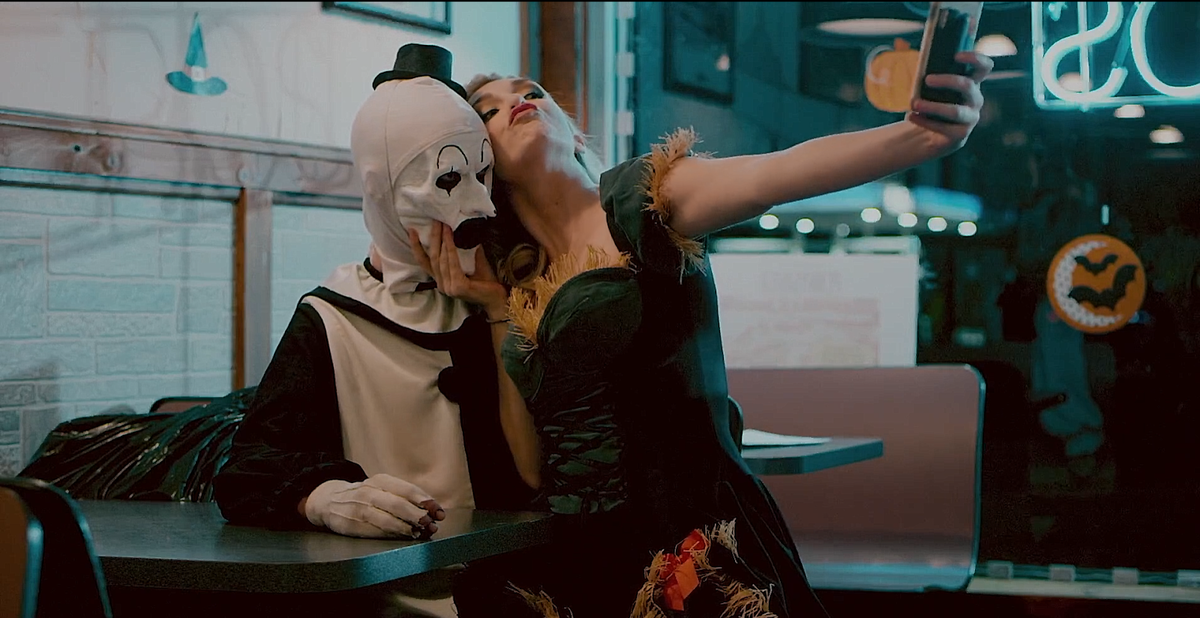 Героини знакомятся с клоуном - кадр из фильма "Ужасающий", режиссер Дэмиен Леоне