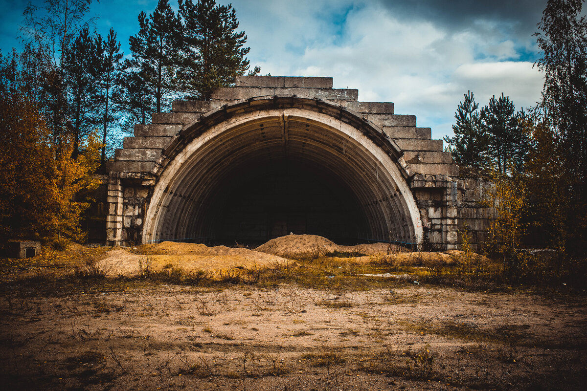 Огромный ангар для самолёта