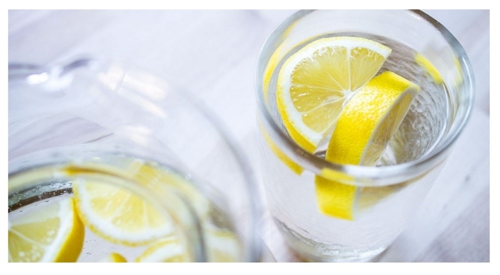 Либо стакан воды с лимоном