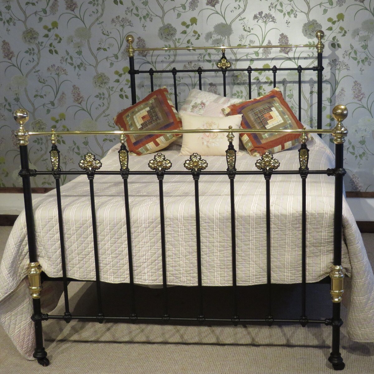 Старая английская железная кровать