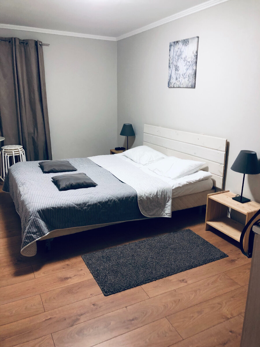 А так уютно и в скандинавском стиле выглядят апартаменты на любимой базе отдыха в Ленинградской области