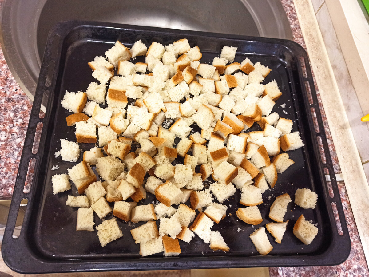 Как приготовить белые сухарики в духовке. Сухарики в духовке. Сухарики из батона в духовке. Сухарики в духовке из белого хлеба. Гренки кубики.