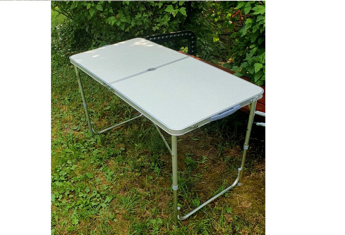 Вот о таком столике я мечтала, компактный, складной, можно взять в путешествие, можно поставить на улице на даче, если хорошая погода.