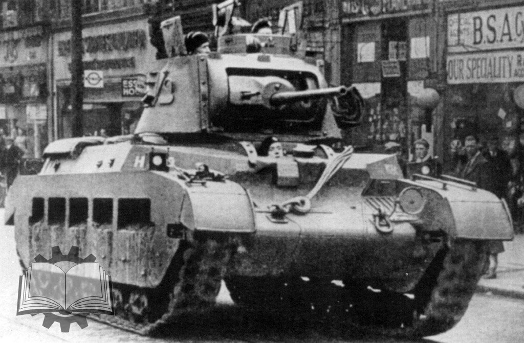 Один из первых Infantry Tank Mk.IIA. С точки зрения конфигурации "обвеса" он был равнозначен Infantry Tank Mk.II, воевавшим во Франции. Танк из состава 8-го танкового полка, который не уехал во Францию, а потому сохрани своих людей и матчасть.