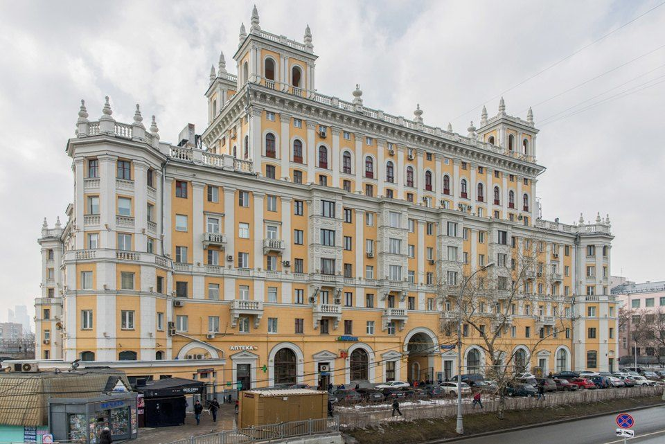 Москва ленинградская белорусский вокзал. Сталинский Ампир в архитектуре Москвы. Сталинский Ампир Московский проспект. Дом с башенками у белорусского вокзала. Ленинградский проспект 1.