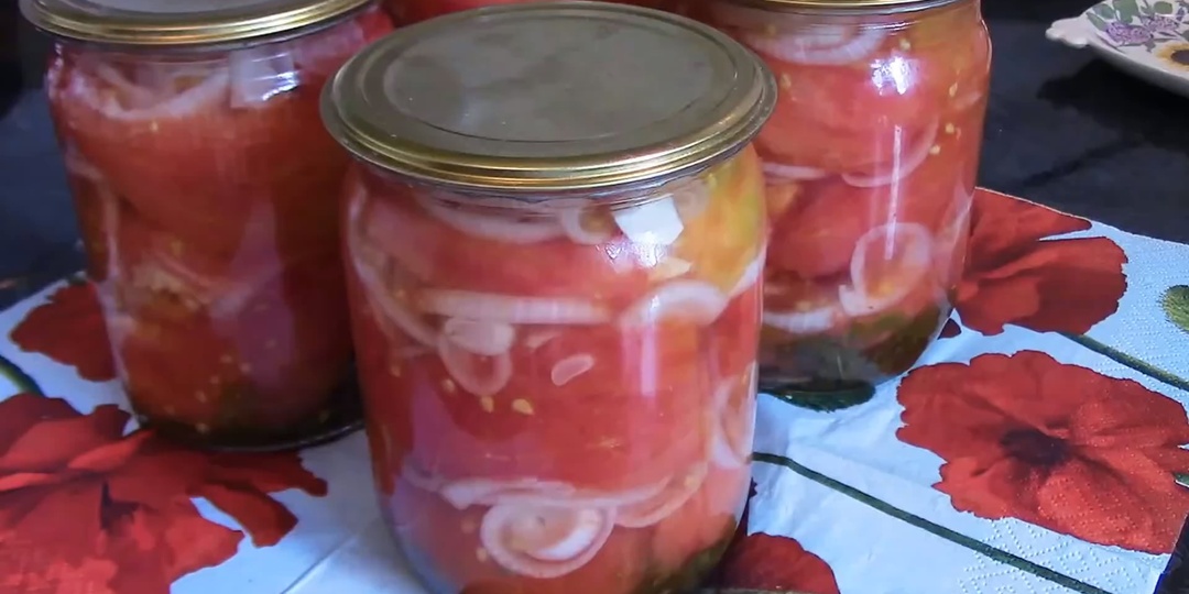 Салат из помидоров с луком на зиму.